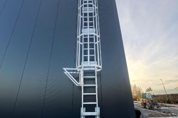 Échelle à crinoline en aluminium sur mesure pour accès toiture sécurisé aux normes