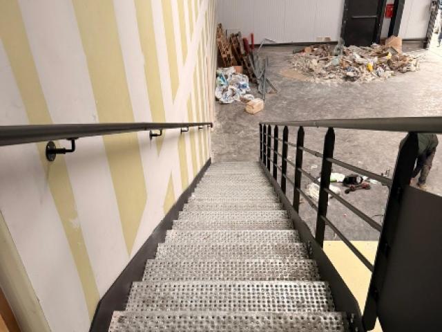 Escalier Droit & Garde-corps sur Mesure : L'Alliance de la Précision et du Confort