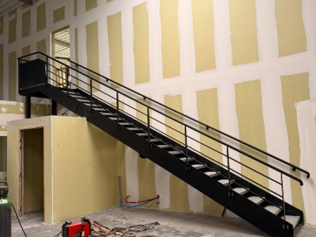 Escalier Droit & Garde-corps sur Mesure : L'Alliance de la Précision et du Confort