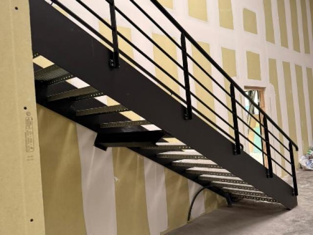 Escalier Droit & Garde-corps sur Mesure : L'Alliance de la Précision et du Confort