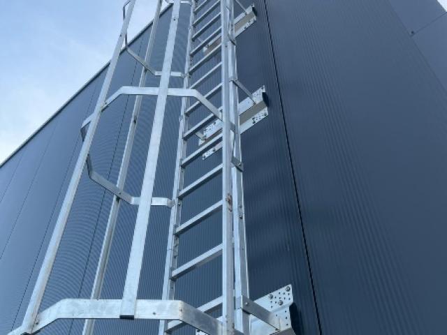 Échelle à crinoline en aluminium sur mesure pour accès toiture sécurisé aux normes