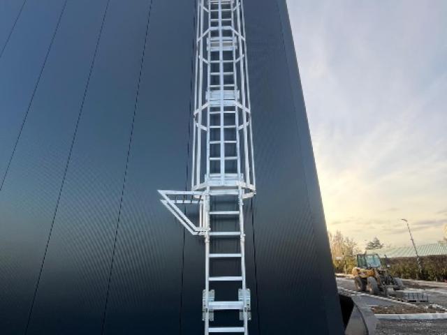 Échelle à crinoline en aluminium sur mesure pour accès toiture sécurisé aux normes