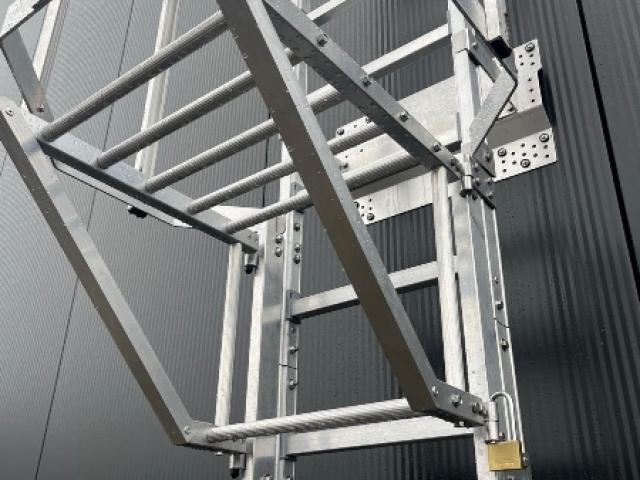 Échelle à crinoline en aluminium sur mesure pour accès toiture sécurisé aux normes