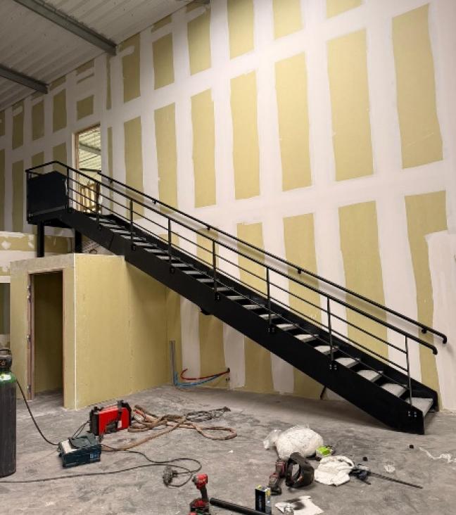 Escalier Droit & Garde-corps sur Mesure : L'Alliance de la Précision et du Confort