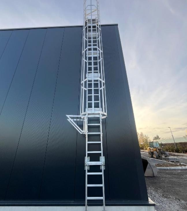 Échelle à crinoline en aluminium sur mesure pour accès toiture sécurisé aux normes